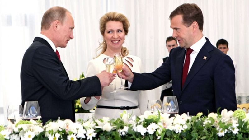 Путин награди жената на Медведев 