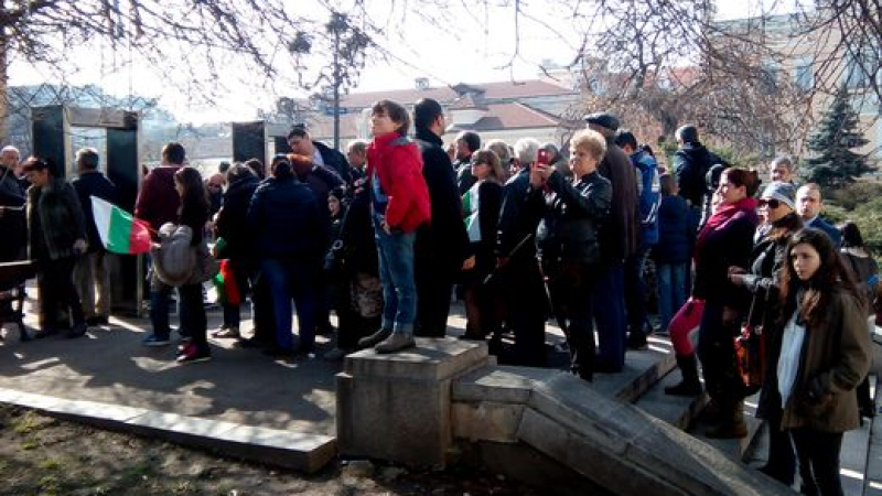 Засилени мерки за сигурност и гражданско недоволство белязаха 3 март в София (СНИМКИ)