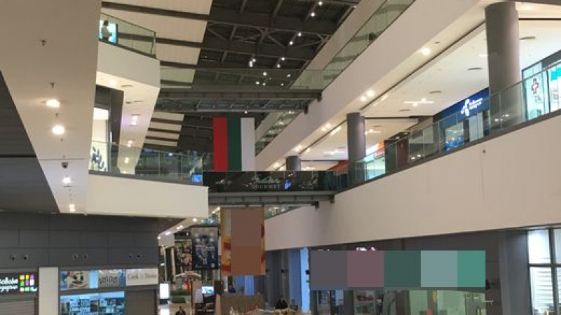 Недоволство! Гаврят се с българското знаме в столичен мол