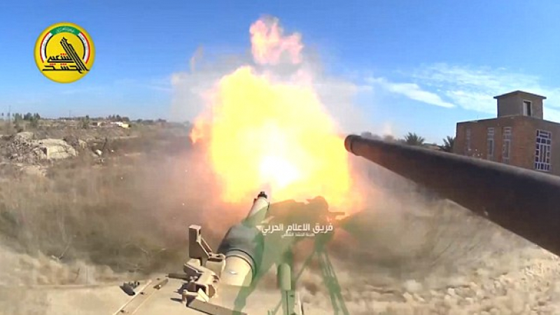 Драматични кадри: Иракските милиции атакуват с танк ДАЕШ до Рамади (ВИДЕО)