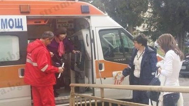 Тежка катастрофа край Сандански, жена пострада след удар в стълб 