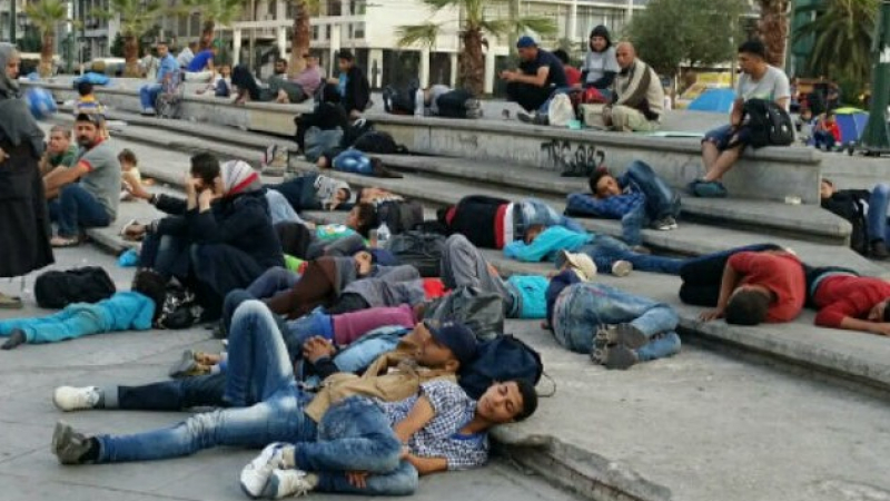 Аврамопулос: ЕС с краен срок за Гърция за регистриране на мигрантите 