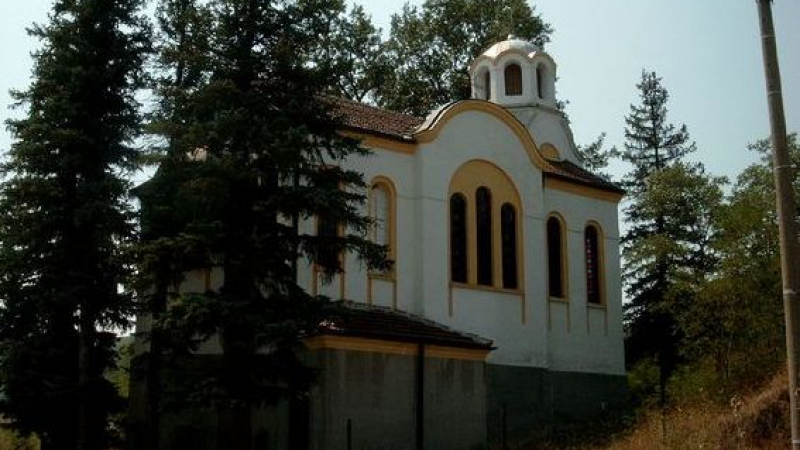 Руши се храм в Гюешево, който пази костите на 1500 българи, загинали във войните. МО си трае