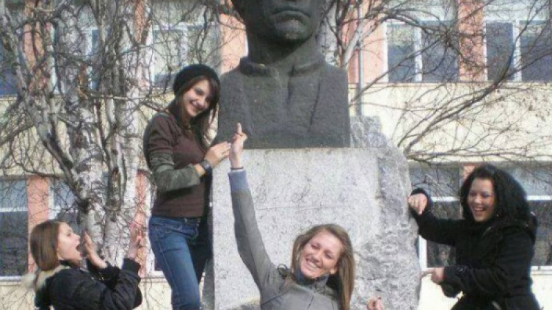 Позор: &quot;Кифли&quot; се гаврят с паметник на Левски