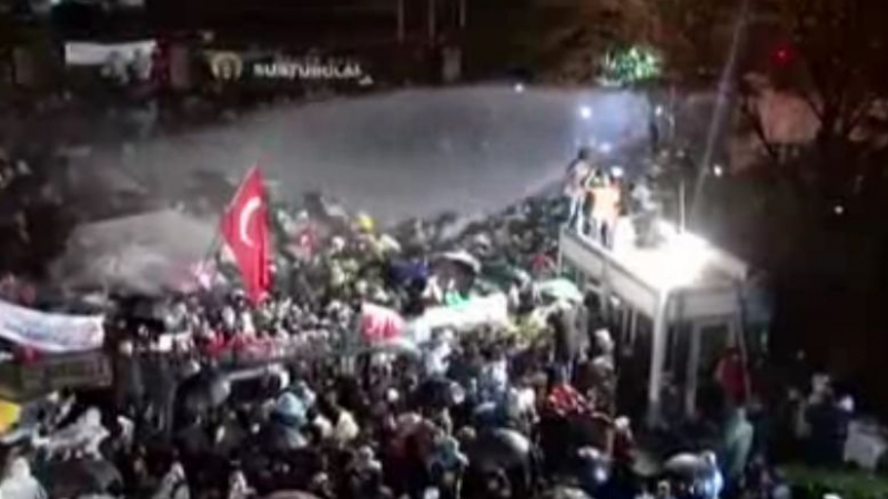 Сълзотворен газ и водни оръдия: Полицията разпръсна демонстрация в Истанбул в защита на &quot;Заман&quot; (ВИДЕО) 