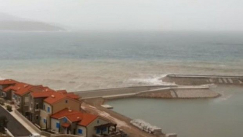 Бедствие: Силна буря и огромни вълни удариха Черна гора (ВИДЕО)