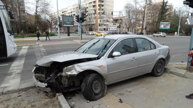 Пак меле в Пловдив, дете е откарано в болница (СНИМКИ)
