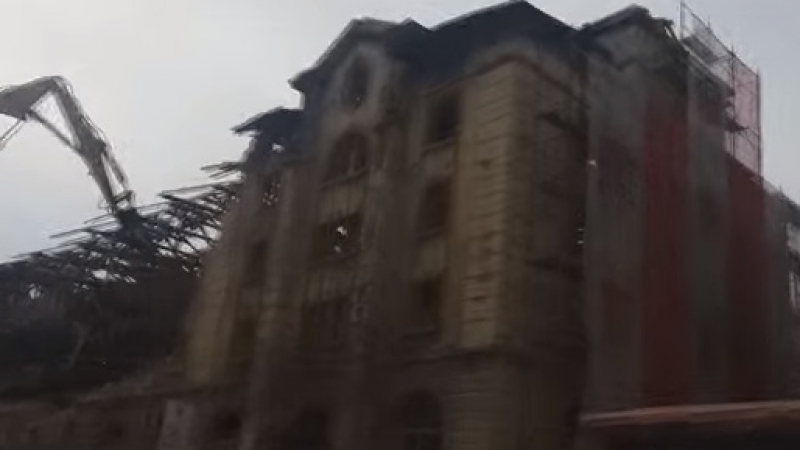Сринаха незаконно една от най-красивите сгради в Пловдив (ВИДЕО)