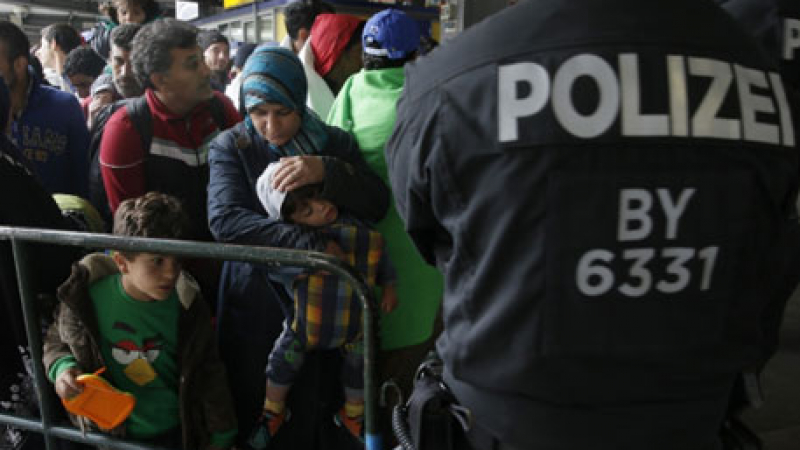 Германците са възмутени от бежанската политика на Меркел   