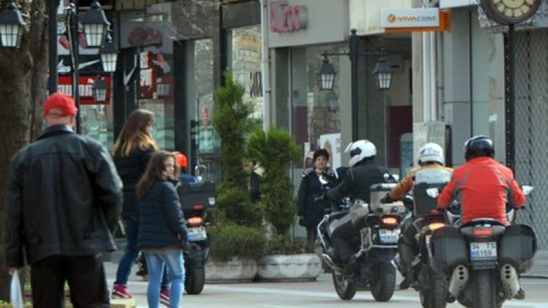 Наглост: Турски рокери карат през пешеходци в центъра на Хасково
