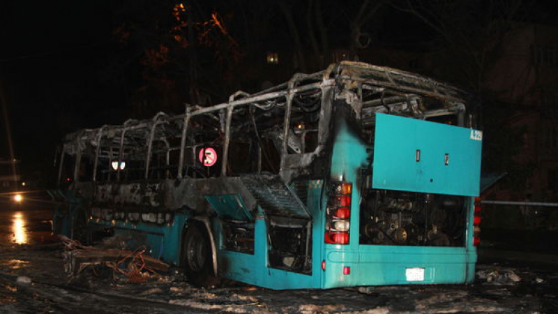 В Истанбул маскирани нападатели са атакували и запалили автобус с „коктейл Молотов“
