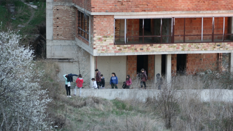 Варненци в шок! Деца чупят парапети и се катерят на строежа, където се преби техен връстник (СНИМКИ)