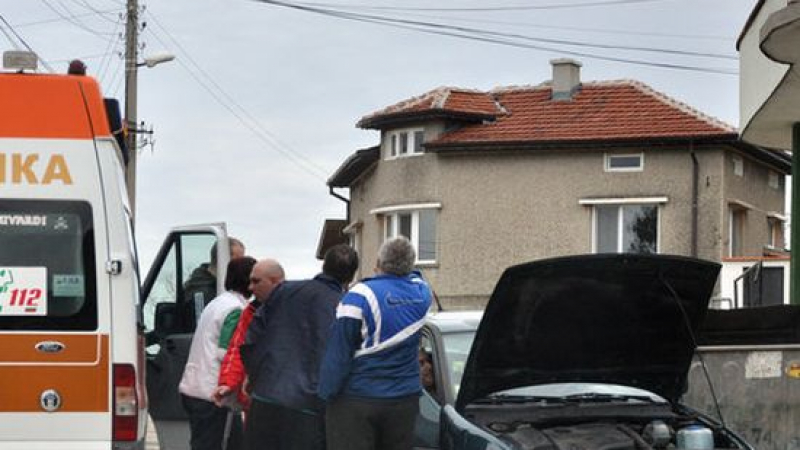 По нашенски: Млади шофьори се удариха челно на селска улица