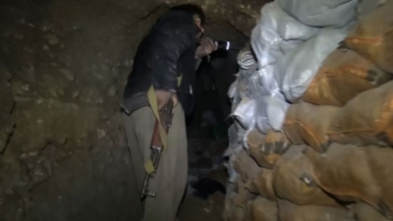 Терористите от ДАЕШ се крият от въздушните удари в тайни тунели (ВИДЕО)