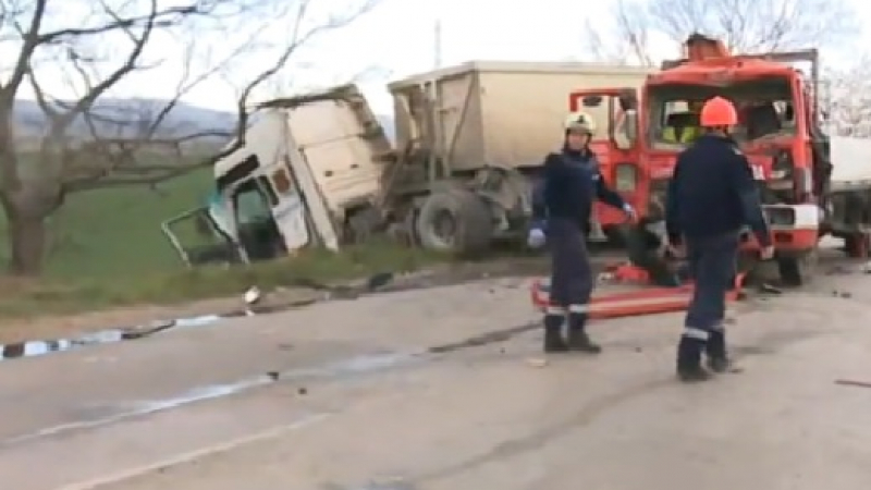 Страшно задръстване на Околовръстното заради катастрофата с камиони! (СНИМКИ)