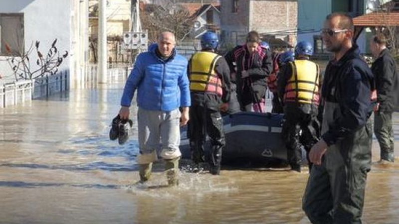 Извънредно положение в Сърбия! Страшни наводнения заливат селища, евакуират хора