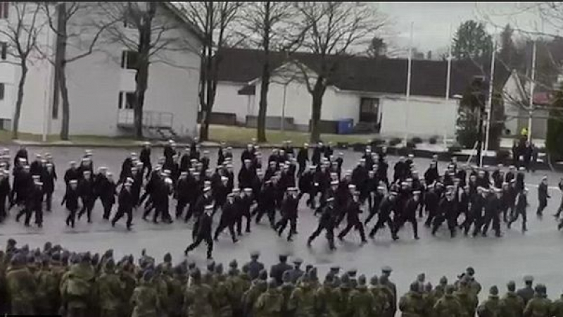 Вижте странните танци на норвежките военни (СНИМКИ/ВИДЕО)
