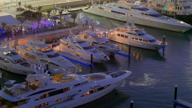 Баровци в шок! Пожар изпепели 8 луксозни яхти в Абу Даби (ВИДЕО)