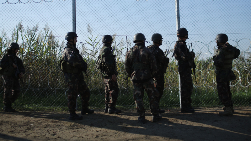 Извънредно положение в Унгария: Стоварват военни да бранят границите от имигранти 