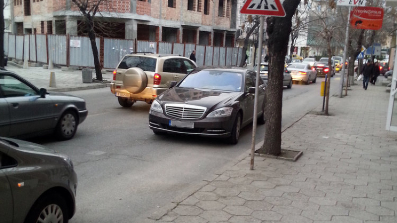 Депутатски мерцедес ли е паркирал толкова безобразно в Хасково? (СНИМКИ)