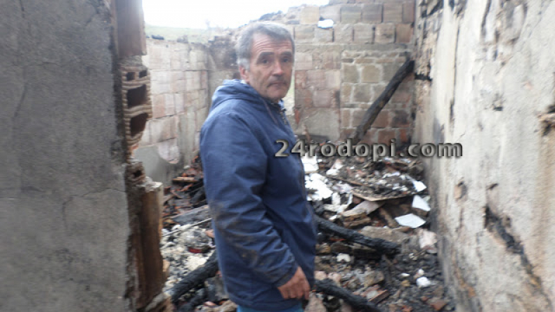 Изгоря къщата на кмет, пожарната обърка селото (СНИМКИ/ВИДЕО)

