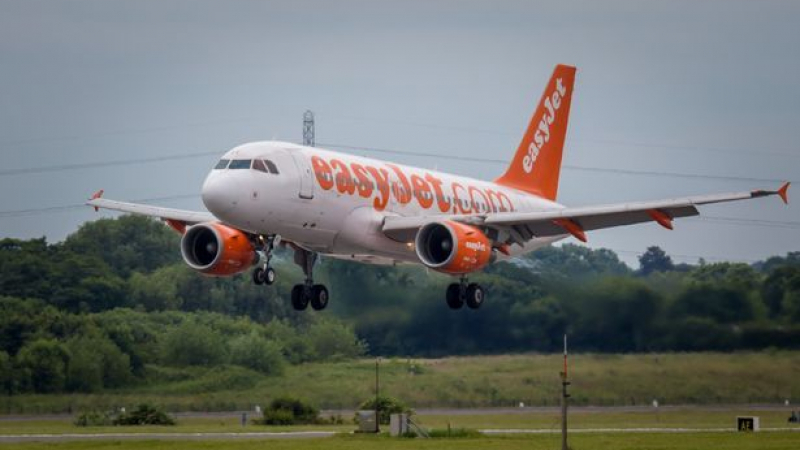 Пиян британец приземи самолет след опит да отвори аварийния изход във въздуха  
