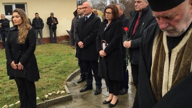 Министър и депутати сведоха глави пред жертвите на атентата на гара Буново