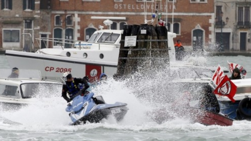 Демонстранти с лодки влязоха в схватка с полицията във Венеция