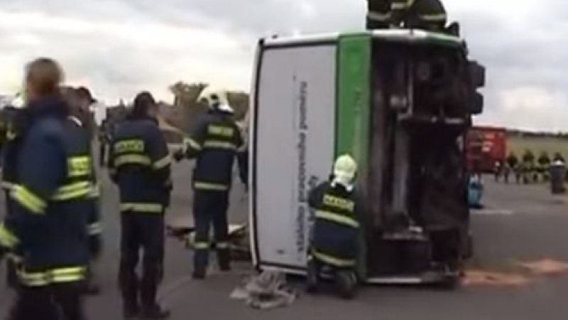 Тежък инцидент! Рейс с 36 деца се обърна в Чехия