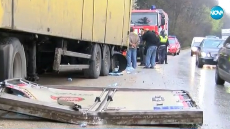 Тежка катастрофа край Търново! Три тира и кола се помляха