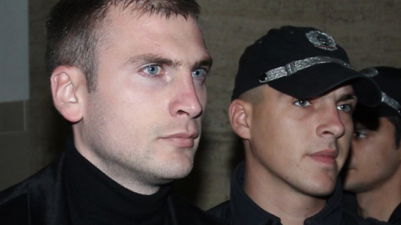 Водят с белезници Октай Енимехмедов в бургаския съд
