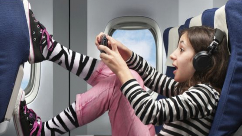 Малко момче крещи брутално в самолет, къса и реже седалки, но изведнъж замръзва! 
