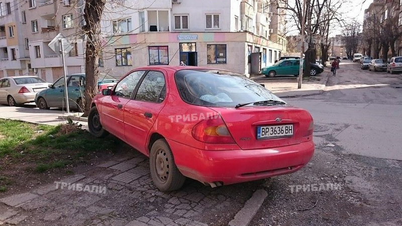 Супер наглец пльосна колата си в тревните площи във Враца