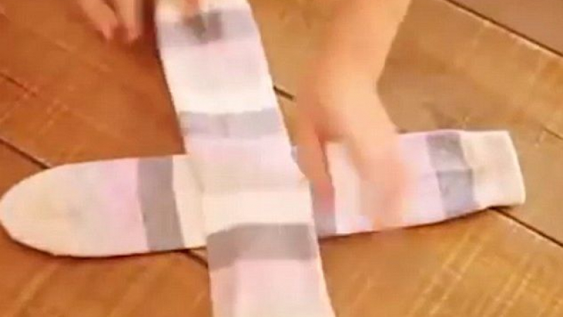 Жена показа най-правилният начин за сгъване на чорапи (ВИДЕО)  