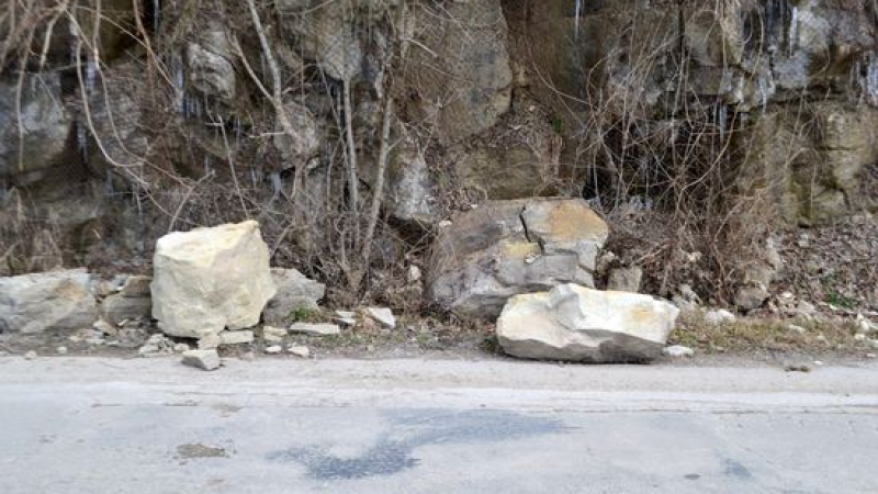 Скален къс падна в Кресненското дефиле и предизвика верижна катастрофа  