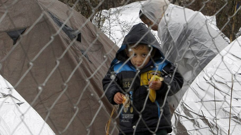 Мигрантите в Гърция режат дупки в оградата, за да се промъкват в Европа (СНИМКИ)