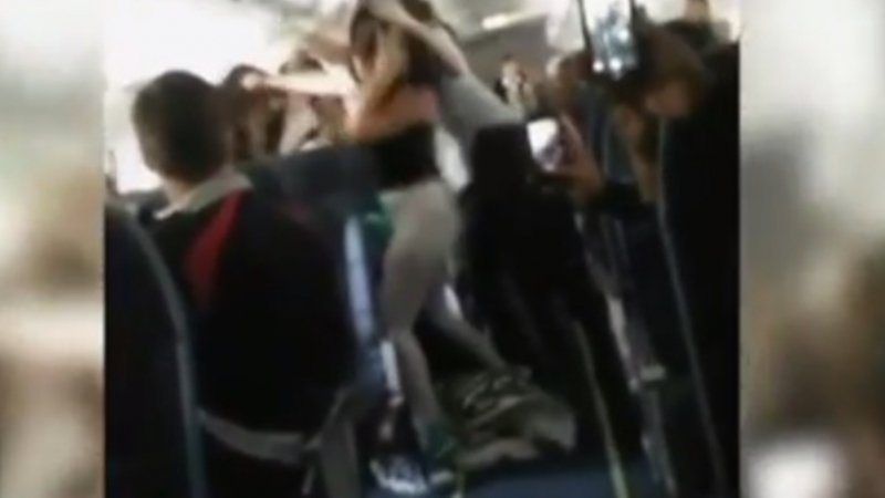 Масов женски бой в самолет потресе пасажерите (ВИДЕО)