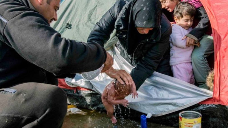 Чудото на живота: Бежанка роди детето си в калта на Идомени  
