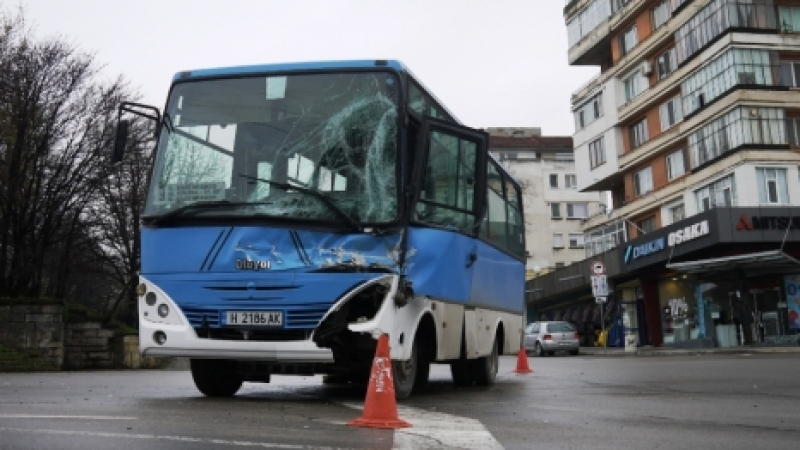 Камион и рейс се блъснаха в Шумен, има пострадали (СНИМКИ)