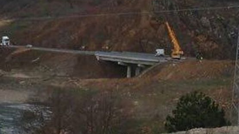 Извънредно! Камион рухна от мост, блокира пътя за Маказа (СНИМКИ)