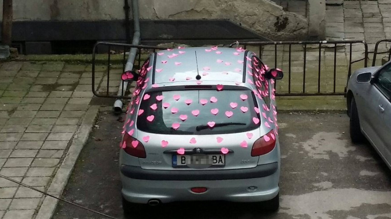 Варненски Ромео облепи цяла кола с розови сърца 