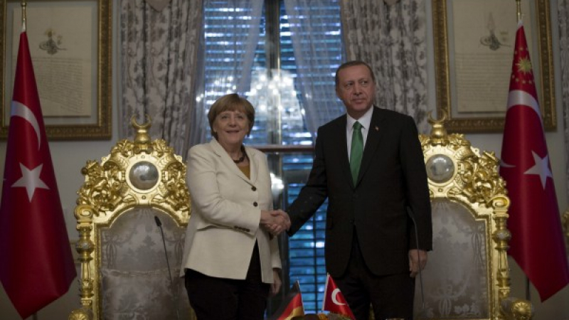 „Шпигел“: Миграционната политика на Меркел укрепва режима на Ердоган