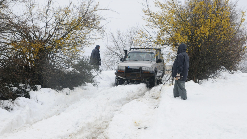 Сняг затрупа пътя Батак-Доспат, спират камионите!