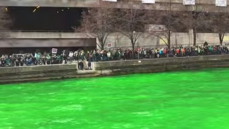 Тайна рецепта: Река в Чикаго потече в изумрудено зелен цвят (ВИДЕО)


