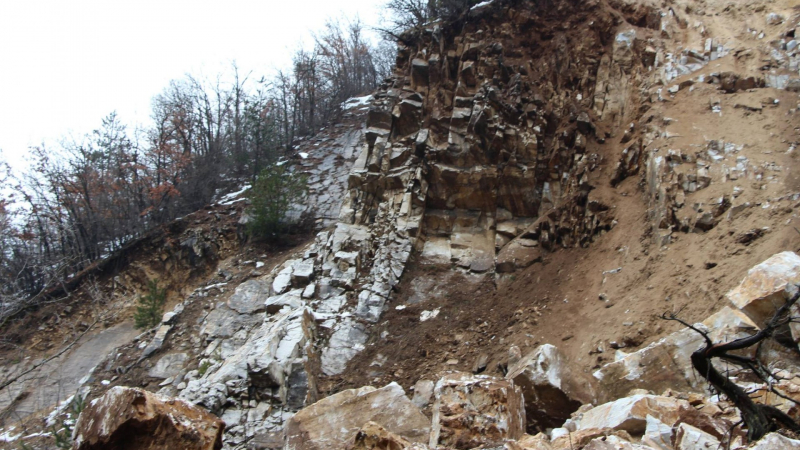 Опасност от падащи камъни по път І-6 София - Карлово - Бургас