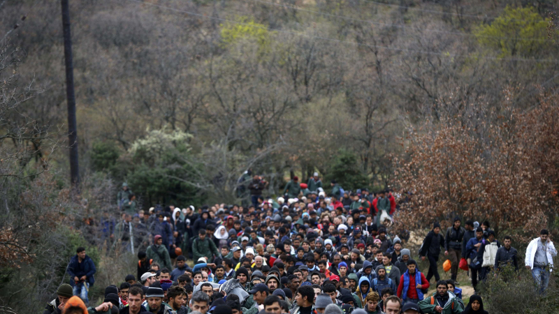 Македония под тревога! Стотици мигранти нахлуха нелегално в страната