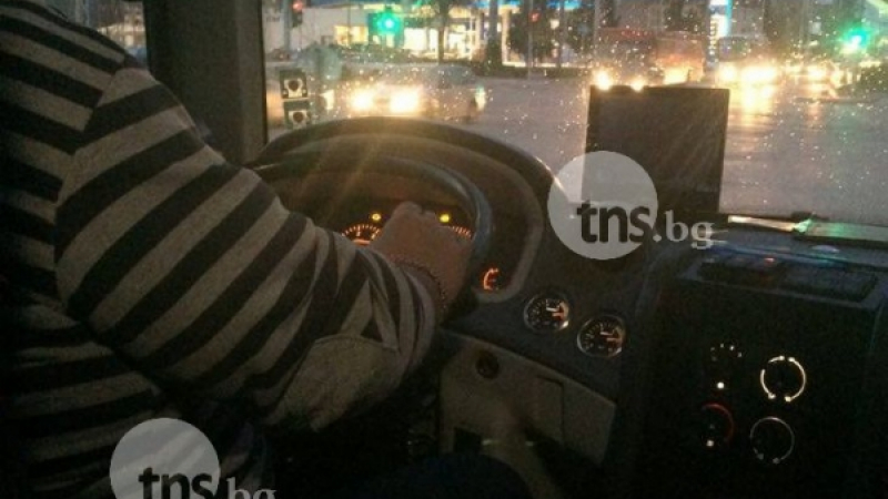 Пловдивски автобус се превърна в кръчма! „Напипай го” забавлява пътниците (ВИДЕО)