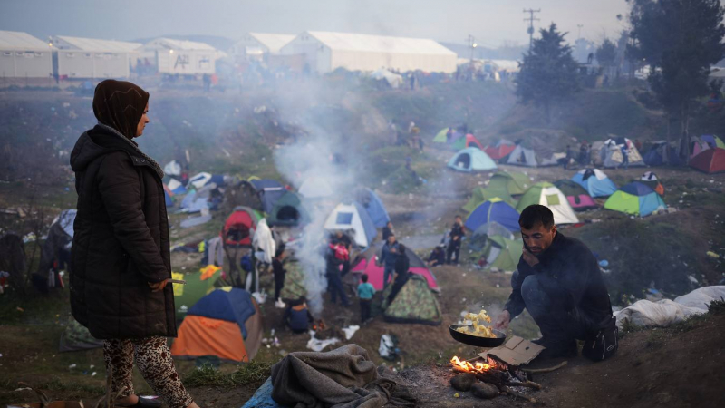 Стотици бежанци са напуснали лагера в Идомени, търсят обиколни пътища