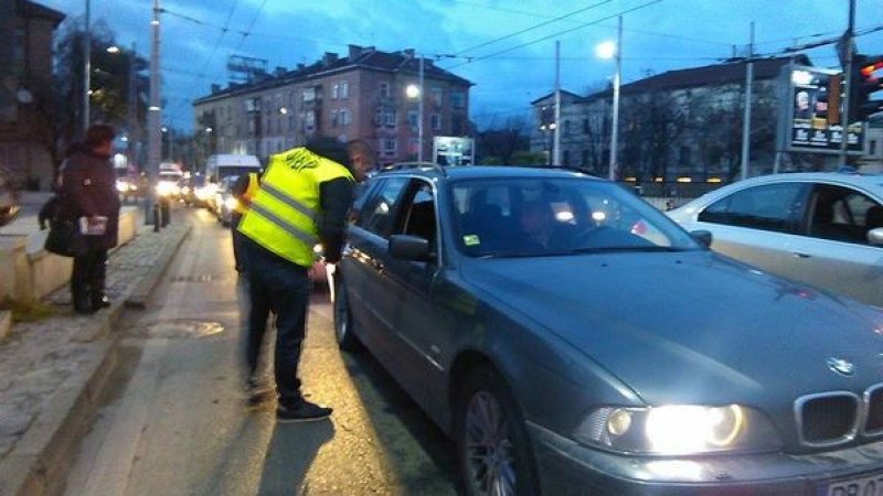 Протест в Пловдив: Полицаи раздават брошури и ароматизатори на шофьорите