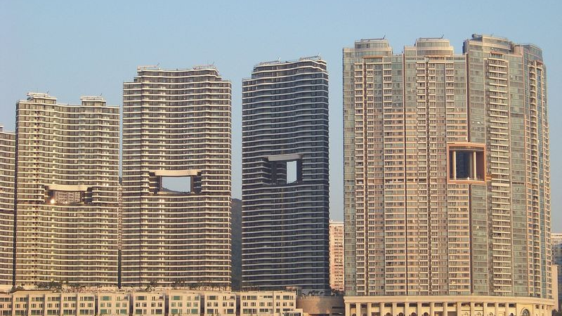 Каква е причината част от небостъргачите в Хонконг да имат дупка в средата
